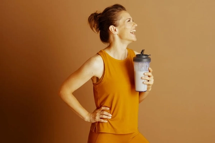 Image woman drinking protein shake