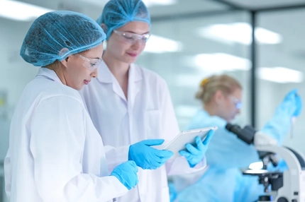 Image Researchers in lab
