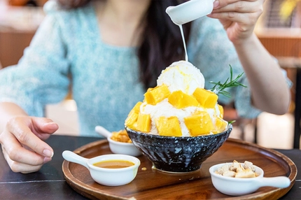Image Shaved ice dessert with mango slices.