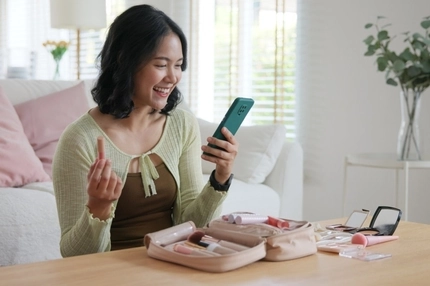 Image Person looking at beauty products.