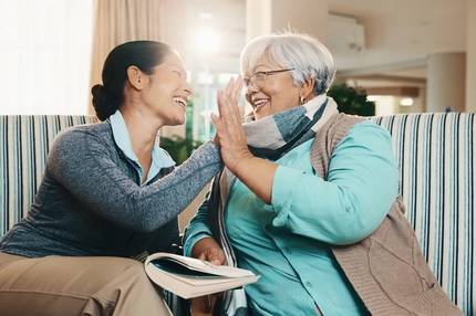 Image Senior woman doing puzzle