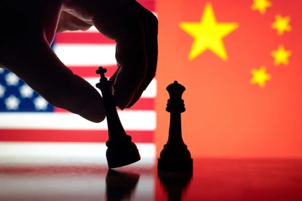 Image Chess pieces in front of the US and China flags.