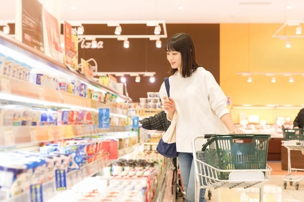 Image woman shops in supermarket