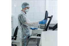 Image Person behind a computer in a computer lab.