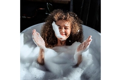 Image woman in bubble bath tub