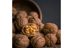Image Walnuts displayed on a table