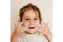 Image Child covered in powder