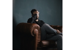 Image A person talks with a psychotherapist on a couch.