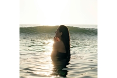 Image woman in water