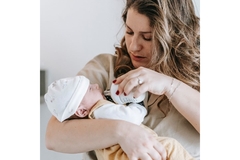 Image Woman feeding her baby with a bottle.