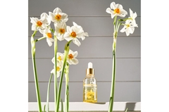 Image yellow serum with flowers