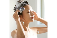 Image Asian woman in bathroom shampooing