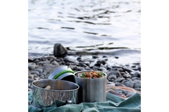 Image reusable takeaway packaging by the beach