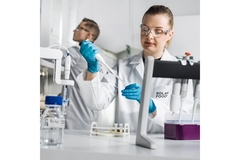 Image A female scientist working in the laboratory.