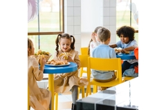 Image Kids eating lunch at school.