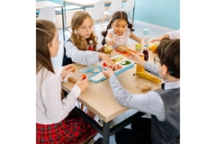 Image Kids eating in school.