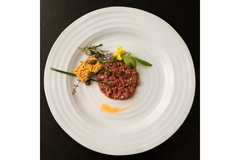 Image Cell-based steak tartare.