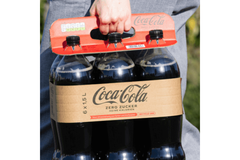 Coca Cola Austria's kraft paper solution for beverage multipack being carried by a man