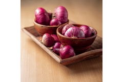 Image Onions in a wooden bowl.