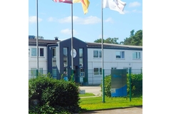 Image Berry Global building with flags on the outside.