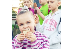 Image Kids eating ice cream.