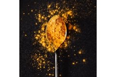 Image Tumeric on a spoon.