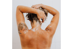 Image A woman from behind who is washing her hair.
