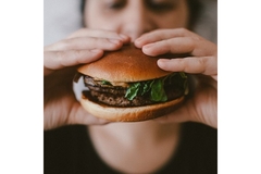 Image woman eating burger
