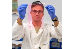 Image Aimplas scientist holding Ecoefishent barrier coating