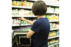 Image Woman shopping for nutraceuticals.