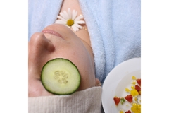 Image woman relaxing with cucumber on her eye