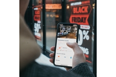 Image Person shopping online during black friday