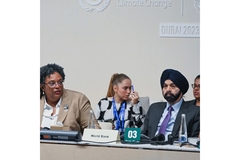 Image COP28 decision-makers sitting at table.