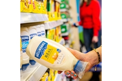 woman's hand holding Unileve brand hellman's real mayonnaise