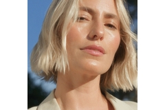 Image woman's face with bob poses