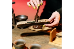 Image Tea Leaves on a Piece of Bamboo