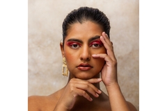 Image model poses with right hand on cheek