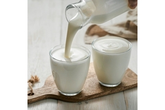 Pouring kefir.
