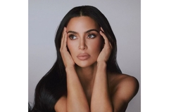 Image Kim Kardashian poses with hands on hair