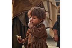 Image Child eating.