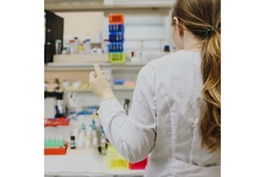 Image Woman working in laboratory.