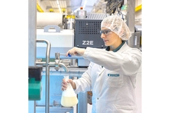 Image A female scientist working in the lab.