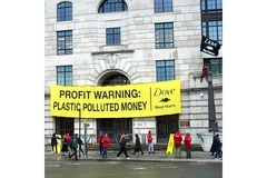 Image Greenpeace protesters outside Unilever's HQ.