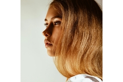 Image Woman with shiny hair.
