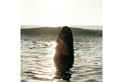 Image woman stands in middle of ocean