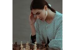 Image brain health lady playing chess