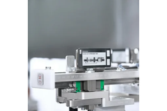 Image Message-in-place screens on Syntegon case packer show machine operators step-by-step instructions during changeovers