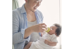 Image Father feed infant formula.
