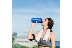 Image Female athlete drinking a plant-based protein shake with Syensqo's natural vanillin.