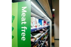 Image A label saying Meat-Free in a supermarket.